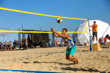 Odessa, Ukrayna - 26 Ağustos 2017: Ukrayna Beach Voleybol Şampiyonası Z-Oyunlar Festivali sırasında deniz plajında. Kadın ve erkek voleybol plaj kum üzerinde oynamak. Voleybol kum üzerinde. Plaj voleybolu