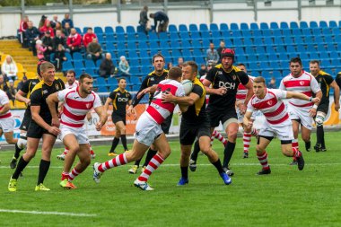 Odessa, Ukrayna - Okt 20, 2017: Odessa - Harkov Rugby Şampiyonası Milli takım. Rugby topu için oyuncuların yoğun mücadele. Yeşil alan stadyum üzerinde dinamik oyun