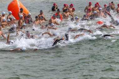 Odessa, Ukrayna - 19 Ağustos 2018: geleneksel spor yarışları milletin. Hayatta kalmak, açık denizde su, yüzme maratonu için engeller ile Ukrayna yarış aşırı tehlikeli bir yolda sınar.