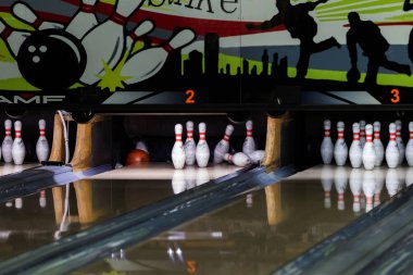 Odessa, Ukrayna - 22 Mart 2018: Club oyunu popüler bir bowling. Skittles ile bir bowling salonu. İğne bowling topu için parçanın sonunda indirdi