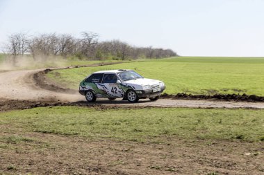 Odessa, Ukrayna - 17 Nisan 2016: Üzerinde bir mini ralli Kupası Limanov Severin güneşli bir gün pitoresk bozkır alanı'nda Ukrayna Şampiyonası