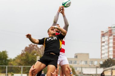 Odessa, Ukrayna - Okt 20, 2017: Odessa - Harkov Rugby Şampiyonası Milli takım. Rugby topu için oyuncuların yoğun mücadele. Yeşil alan stadyum üzerinde dinamik oyun