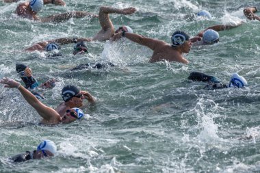 Odessa, Ukrayna - 19 Ağustos 2018: geleneksel spor yarışları milletin. Hayatta kalmak, açık denizde su, yüzme maratonu için engeller ile Ukrayna yarış aşırı tehlikeli bir yolda sınar.