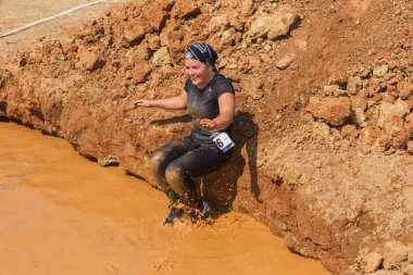 Odessa, Ukrayna-Ağustos 19, 2018: Geleneksel spor yarışları milletin. Deniz, tehlikeli engellerin üstesinden dağlık hayatta kalmak için Ukraynalı yarış yüzme ve aşırı mahkemelere tehlikeli yol