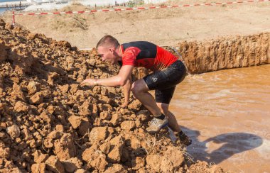 Odessa, Ukrayna-Ağustos 19, 2018: Geleneksel spor yarışları milletin. Deniz, tehlikeli engellerin üstesinden dağlık hayatta kalmak için Ukraynalı yarış yüzme ve aşırı mahkemelere tehlikeli yol
