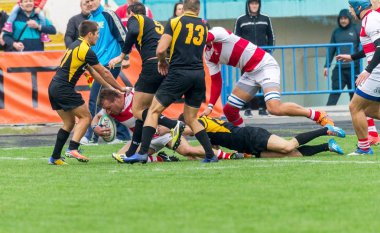 Odessa, Ukrayna - Okt 20, 2017: Odessa - Harkov Rugby Şampiyonası Milli takım. Rugby topu için oyuncuların yoğun mücadele. Yeşil alan stadyum üzerinde dinamik oyun
