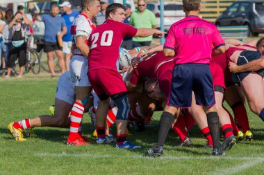 Odessa, Ukrayna - 10 Eylül 2017: Uluslararası rugby turnuva ekipleri Chisinau - Moldova ve Odessa - Ukrayna arasında. Sıkı rugby oyunu yeşil çim sahada parçası