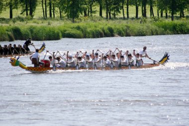 Odessa, Ukrayna - 16 Mayıs 2010: Şampiyonası Gaziler arasında kürek Ukrayna. Dragon Tekne Nehri üzerinde. İnsanlar kürek tekne yaz aylarında yarışta