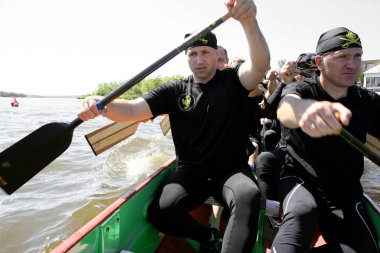 Odessa, Ukrayna - 16 Mayıs 2010: Şampiyonası Gaziler arasında kürek Ukrayna. Dragon Tekne Nehri üzerinde. İnsanlar kürek tekne yaz aylarında yarışta
