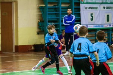 Odessa, Ukrayna - Hazi 24,2018: Küçük çocuklar kapalı salonunda şehir okulun derby Oyunlar sırasında rugby oynamak. Çocuk spor. Çocuk rugby 5 oyun. Çocuk zafer için mücadele. Sağlıklı yaşam tarzı