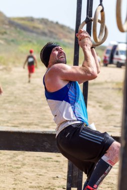 Odessa, Ukrayna-Ağustos 19, 2018: Geleneksel spor yarışları milletin. Deniz, tehlikeli engellerin üstesinden dağlık hayatta kalmak için Ukraynalı yarış yüzme ve aşırı mahkemelere tehlikeli yol