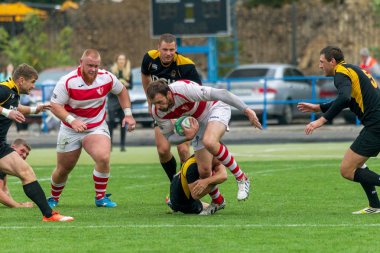 Odessa, Ukrayna - Okt 20, 2017: Odessa - Harkov Rugby Şampiyonası Milli takım. Rugby topu için oyuncuların yoğun mücadele. Yeşil alan stadyum üzerinde dinamik oyun