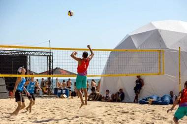 Odessa, Ukrayna - 26 Ağustos 2017: Ukrayna Beach Voleybol Şampiyonası Z-Oyunlar Festivali sırasında denizde. Kadın ve erkek voleybol plaj kum üzerinde oynamak. Voleybol kum üzerinde. Plaj voleybolu