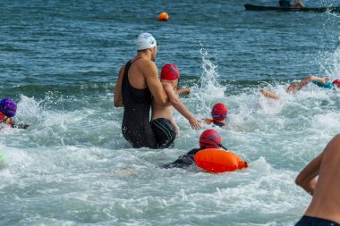 Odessa, Ukrayna - 09.08.2018: Oceanman biz açık yüzme Yarışması çocuklar arasında açık suda. Quadriplegic yüzücü. Küçük çocuk, bir atlet bir bacak olmadan rekabet yüzme katılır