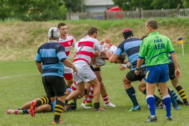 Odessa, Ukrayna - 26 Mayıs 2018: Ukrayna Kupası Politechnik - Odessa ve Credo - 65 Odessa (kırmızı). Rugby topu için oyuncuların yoğun mücadele. Yeşil alan stadyum üzerinde dinamik oyun