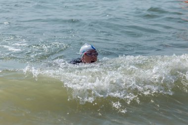 Odessa, Ukrayna - 19 Ağustos 2018: geleneksel spor yarışları milletin. Hayatta kalmak, açık denizde su, yüzme maratonu için engeller ile Ukrayna yarış aşırı tehlikeli bir yolda sınar.