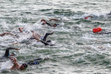 Odessa, Ukrayna - 19 Ağustos 2018: geleneksel spor yarışları milletin. Hayatta kalmak, açık denizde su, yüzme maratonu için engeller ile Ukrayna yarış aşırı tehlikeli bir yolda sınar.