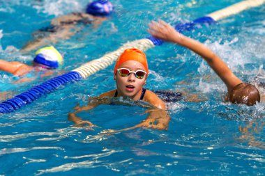 Odessa, Ukrayna -24 Eylül 2016: havuzda çocuklar arasında Ukrayna Şampiyonası triatlon sporcular sırasında spor. Kapalı havuzda rekabet çocuk