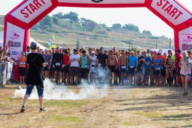 Odessa, Ukrayna-Ağustos 19, 2018: Geleneksel spor yarışları milletin. Deniz, tehlikeli engellerin üstesinden dağlık hayatta kalmak için Ukraynalı yarış yüzme ve aşırı mahkemelere tehlikeli yol