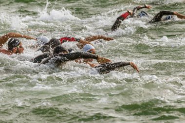Odessa, Ukrayna - 19 Ağustos 2018: geleneksel spor yarışları milletin. Hayatta kalmak, açık denizde su, yüzme maratonu için engeller ile Ukrayna yarış aşırı tehlikeli bir yolda sınar.