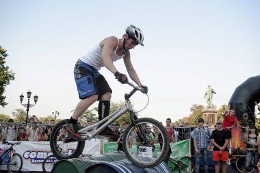 Odessa, Ukrayna - 28 Temmuz 2007: ahşap uçuş oyun alanında atlama Freestyle genç erkek. Akrobatik hileci üstünde bir bisiklet bisiklet deneme. BMX, Mtb