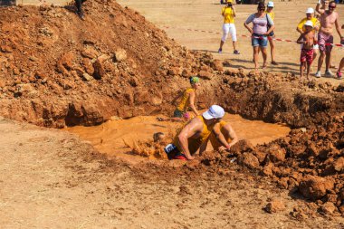 Odessa, Ukrayna-Ağustos 19, 2018: Geleneksel spor yarışları milletin. Deniz, tehlikeli engellerin üstesinden dağlık hayatta kalmak için Ukraynalı yarış yüzme ve aşırı mahkemelere tehlikeli yol