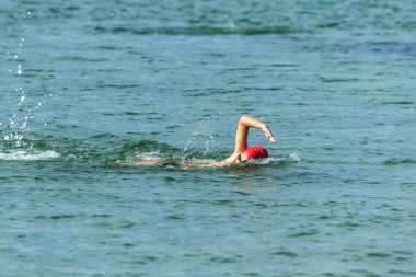 Odessa, Ukrayna - 8.09.2018: rekabet çocuklar için yüzme Oceanman biz açık açık su. Shore yüzücüler çocuklar içine su ve büyük yüzme yarışında açık deniz suya. Spor yaşam tarzı
