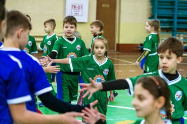 Odessa, Ukrayna - Hazi 24,2018: Küçük çocuklar kapalı salonunda şehir okulun derby Oyunlar sırasında rugby oynamak. Çocuk spor. Çocuk rugby 5 oyun. Çocuk zafer için mücadele. Sağlıklı yaşam tarzı
