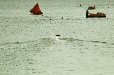 Odessa, Ukrayna - Eylül 2018: Odessa, Oceanman Biz Are açık su yüzme yarışmalar. Run su ve büyük yüzme yarışında içine siyah açık su sahilden yüzücüler