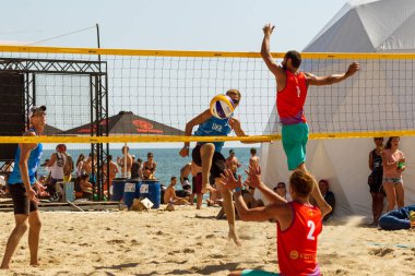 Odessa, Ukrayna - 26 Ağustos 2017: Ukrayna Beach Voleybol Şampiyonası Z-Oyunlar Festivali sırasında deniz plajında. Kadın ve erkek voleybol plaj kum üzerinde oynamak. Voleybol kum üzerinde. Plaj voleybolu