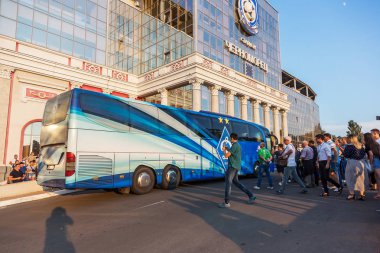 Odessa, Ukrayna - 21 Temmuz 2018: Markalı Şirket otobüs Dinamo futbol kulübü'nün stadyuma taşır. Tutkunlarının Fotoğraf Kulübü otobüs Dinamo Kiev - Kiev markalı. Futbol sembolleri. Club kurumsal otobüs