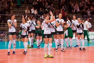Odessa, Ukrayna - Eylül 12, 2017: 2018 voleybol Cev Kupası - kadınlar. Oynanan Khimik Yujni (Ukrayna) - beyaz ve Zesar VFM'nin Franches-Montagnes (İsviçre) - kırmızı. Bayanlar voleybol oyun vurguladı