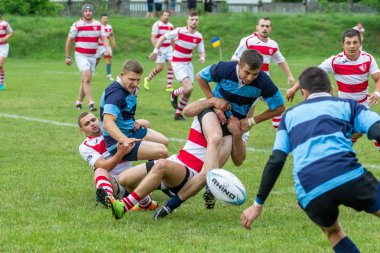 Odessa, Ukrayna - 26 Mayıs 2018: Ukrayna Kupası Politechnik - Odessa ve Credo - 65 Odessa (kırmızı). Rugby topu için oyuncuların yoğun mücadele. Yeşil alan stadyum üzerinde dinamik oyun
