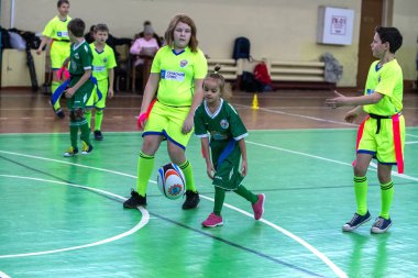 Odessa, Ukrayna - Hazi 24,2018: Küçük çocuklar kapalı salonunda şehir okulun derby Oyunlar sırasında rugby oynamak. Çocuk spor. Çocuk rugby 5 oyun. Çocuk zafer için mücadele. Sağlıklı yaşam tarzı