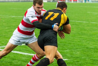 Odessa, Ukrayna - Okt 20, 2017: Odessa - Harkov Rugby Şampiyonası Milli takım. Rugby topu için oyuncuların yoğun mücadele. Yeşil alan stadyum üzerinde dinamik oyun