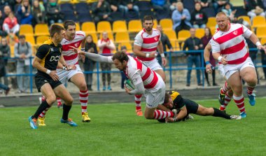Odessa, Ukrayna - Okt 20, 2017: Odessa - Harkov Rugby Şampiyonası Milli takım. Rugby topu için oyuncuların yoğun mücadele. Yeşil alan stadyum üzerinde dinamik oyun