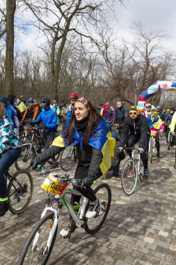 Odessa, Ukrayna - 4 Nisan 2015: Bicyclists sevenler dünyanın dört bir yanından binlerce yıllık geleneksel kitle vatansever bisiklet yarışı şehrin sokaklarında çeken