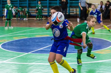 Odessa, Ukrayna - Hazi 24,2018: Küçük çocuklar kapalı salonunda şehir okulun derby Oyunlar sırasında rugby oynamak. Çocuk spor. Çocuk rugby 5 oyun. Çocuk zafer için mücadele. Sağlıklı yaşam tarzı