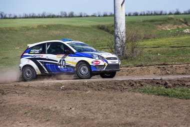 Odessa, Ukrayna - 17 Nisan 2016: Üzerinde bir mini ralli Kupası Limanov Severin güneşli bir gün pitoresk bozkır alanı'nda Ukrayna Şampiyonası