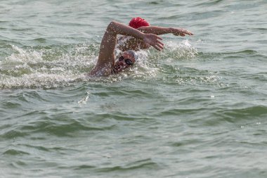 Odessa, Ukrayna - 19 Ağustos 2018: geleneksel spor yarışları milletin. Hayatta kalmak, açık denizde su, yüzme maratonu için engeller ile Ukrayna yarış aşırı tehlikeli bir yolda sınar.