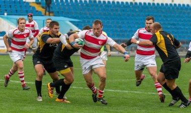 Odessa, Ukrayna - Okt 20, 2017: Odessa - Harkov Rugby Şampiyonası Milli takım. Rugby topu için oyuncuların yoğun mücadele. Yeşil alan stadyum üzerinde dinamik oyun