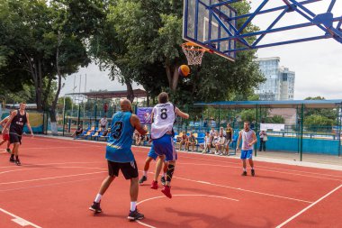 Odessa, Ukrayna - 28 Temmuz 2018: Ergen 3 x 3 streetball Şampiyonası sırasında basketbol oynuyorum. Gençler bir açık şehir spor yere sokak basketbol oynuyorum. Streetball - sokak kültürleri