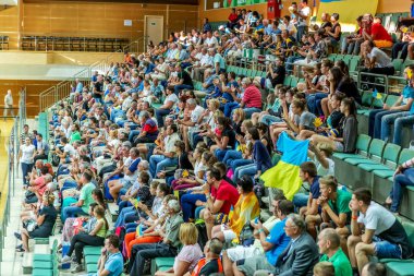 Odessa, Ukrayna - 16 Eylül 2016: Seyirci Bayanlar Voleybol Avrupa Şampiyonası sırasında tribünlerde. Oyun oyun favori kadın takımın başına taraftarların duygusal deneyimler