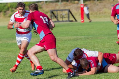 Odessa, Ukrayna - 10 Eylül 2017: Uluslararası rugby turnuva ekipleri Chisinau - Moldova ve Odessa - Ukrayna arasında. Sıkı rugby oyunu yeşil çim sahada parçası