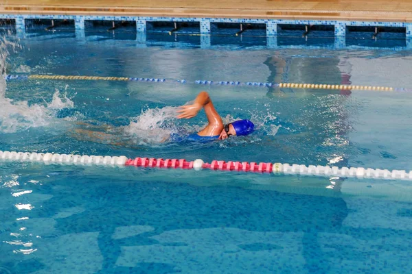 オデッサ ウクライナ 2016 子供たちの間のウクライナ選手権トライアスロン選手の中にプールで水泳をスポーツします 子供の屋内プールで水泳大会 — ストック写真