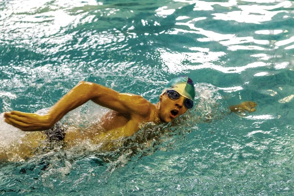 Odessa, Ukrayna -24 Eylül 2016: havuzda çocuklar arasında Ukrayna Şampiyonası triatlon sporcular sırasında spor. Kapalı havuzda rekabet çocuk