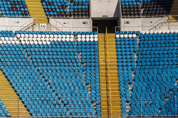Πλαστικά Πολύχρωμα Καθίσματα Για Τους Θεατές Στο Αμφιθέατρο Του Γηπέδου — Φωτογραφία Αρχείου