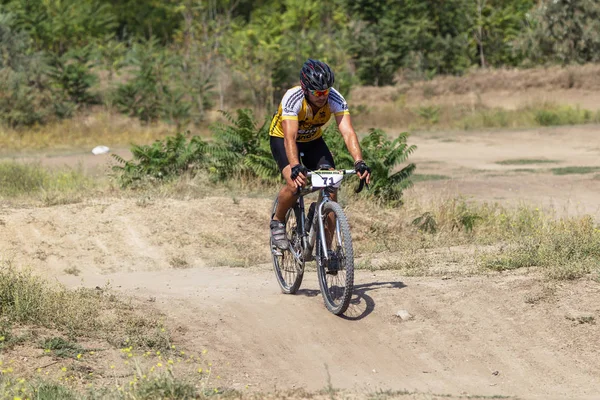 オデッサ ウクライナ 2018 山岳地帯でスポーツ自転車の選手の競争します 家族連れ 健康的な生き方 シクロクロス レジャーのスポーツ日を自然の中のスポーツ — ストック写真