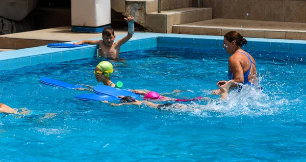 Varna Bulgaria Mayo 2017 Encantadores Niños Felices Disfrutan Bañándose Piscina — Foto de Stock