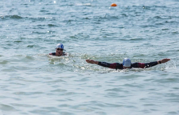 敖德萨 乌克兰 2018 体育游泳在开阔的海水 比赛在游泳马拉松在开阔的大海 海洋生物在开阔水域游泳的生存竞赛 — 图库照片